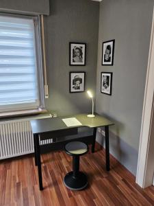 escritorio con lámpara y silla en una habitación en FewoKorte, en Bad Oeynhausen