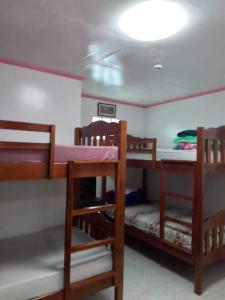 Tempat tidur susun dalam kamar di Roseville Home Stay and Tour Agency Tabaco City