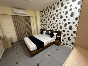Postel nebo postele na pokoji v ubytování HOTEL ATITHI INN
