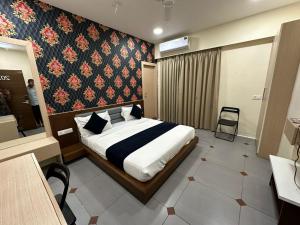 Postel nebo postele na pokoji v ubytování HOTEL ATITHI INN