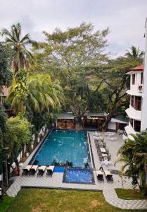 - une vue sur la piscine avec des chaises et un hôtel dans l'établissement Silver Sand Sentinel, à Port Blair