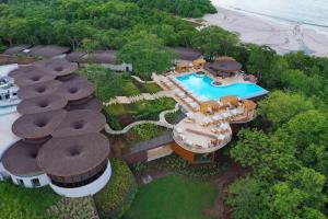 einen Luftblick auf ein Resort mit einem Pool in der Unterkunft W Costa Rica Resort – Playa Conchal in Playa Conchal