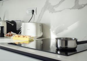un bancone cucina con forno a microonde e un piatto di prodotti da forno di Suite Mont Blanc nel Cuore di Torino a Torino