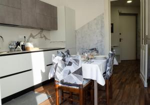 una cucina con tavolo e sedie di Suite Mont Blanc nel Cuore di Torino a Torino