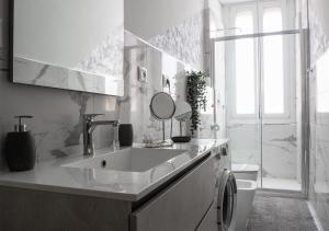 bagno bianco con lavandino e doccia di Suite Mont Blanc nel Cuore di Torino a Torino