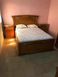 Een bed of bedden in een kamer bij KEUR ELHADJI MBOUR ZONE SONATEL
