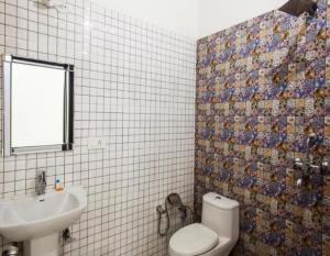 ein Bad mit einem WC und einem Waschbecken in der Unterkunft Hotel MY Dream in Aligarh