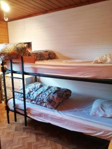 2 Etagenbetten in einer Hütte mit Kissen darauf in der Unterkunft Chalet 94 la boverie in Rendeux