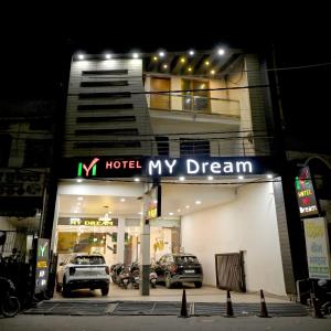 ein Hotel mein Traumschild vor einem Gebäude in der Unterkunft Hotel MY Dream in Aligarh