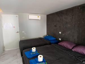 Postel nebo postele na pokoji v ubytování MediLeaf Hostel