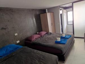 Postel nebo postele na pokoji v ubytování MediLeaf Hostel
