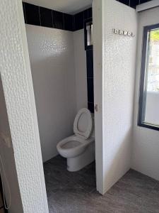 Koupelna v ubytování MediLeaf Hostel