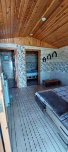 Green Beach Camp & Hotel في Nuweiba: غرفة بسرير وسقف خشبي