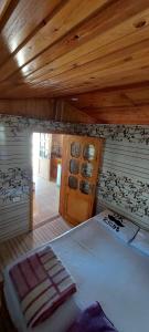 Cama grande en habitación con techo de madera en Green Beach Camp & Hotel, en Nuweiba