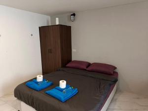 una camera da letto con un letto e due asciugamani di MediLeaf Hostel a Haad Rin