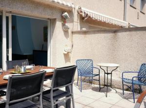 a patio with chairs and a table and a table and chairs at Apartamento Duplex Voramar in S'agaro