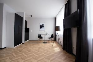 a hallway with a table and chairs in a room at V Business Appartments Stuttgart Magstadt in Magstadt