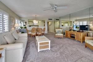 ein Wohnzimmer mit Sofa und Tisch in der Unterkunft Land's End 3-406 Bay Front in St Pete Beach
