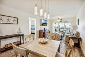 comedor y sala de estar con mesa y sillas en Land's End 3-205 Bay Front - Premier, en St Pete Beach