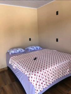 - un lit dans une chambre avec 2 oreillers dans l'établissement Chalé sossego, à Pirenópolis