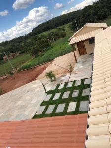 a house with a pathway leading to a building at Chalé sossego in Pirenópolis