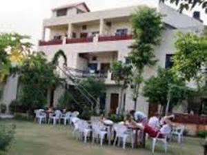 Aed väljaspool majutusasutust Hotel Om Pushkar
