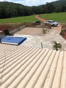 a roof of a house with a swimming pool at Chalé sossego in Pirenópolis