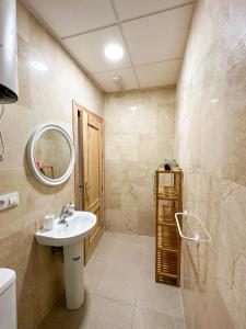 een badkamer met een wastafel en een spiegel bij Casa Primavera in Zurgena