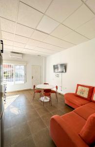 een woonkamer met een bank en een tafel bij Casa Primavera in Zurgena