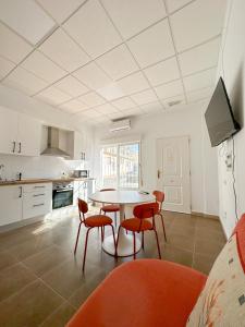 een keuken met een tafel en stoelen in een kamer bij Casa Primavera in Zurgena