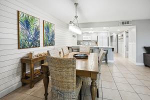 cocina y comedor con mesa y sillas en Holiday Villas II 407 Premier, en Clearwater Beach