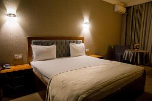 Postel nebo postele na pokoji v ubytování Royal Sapphire Hotel