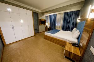 Postel nebo postele na pokoji v ubytování Royal Sapphire Hotel