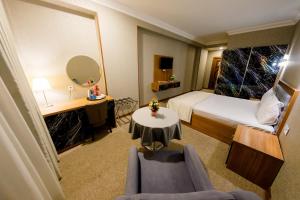 Postel nebo postele na pokoji v ubytování Royal Sapphire Hotel