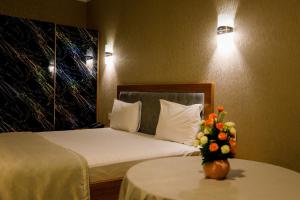Postel nebo postele na pokoji v ubytování Royal Sapphire Hotel