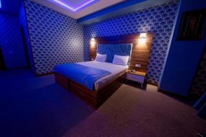 Postel nebo postele na pokoji v ubytování Royal Sapphire Hotel