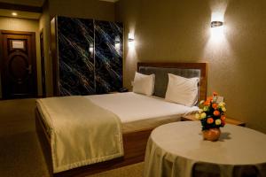 Postel nebo postele na pokoji v ubytování Royal Sapphire Hotel
