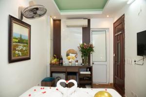 Zimmer mit einem Bett und einem Tisch mit einem Spiegel in der Unterkunft Hà Thành Hotel - Ngõ 63 Lê Đức Thọ, Mỹ Đình - by Bay Luxury in Hanoi