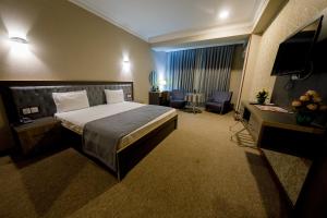 Postel nebo postele na pokoji v ubytování Royal Sapphire Hotel