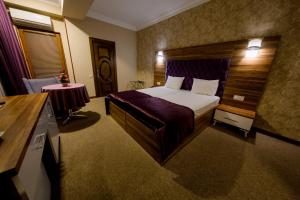 Postel nebo postele na pokoji v ubytování Royal Sapphire Hotel