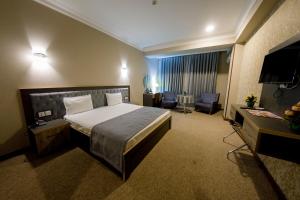 Postel nebo postele na pokoji v ubytování Royal Sapphire Hotel
