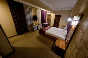 Postel nebo postele na pokoji v ubytování Royal Sapphire Hotel