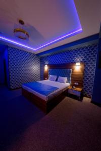 Postel nebo postele na pokoji v ubytování Royal Sapphire Hotel