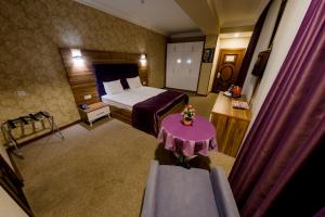 Postel nebo postele na pokoji v ubytování Royal Sapphire Hotel