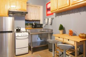 une cuisine avec un réfrigérateur en acier inoxydable et un évier dans l'établissement 2 Bedroom Apt with 3 Beds - Friends & Family, à New York
