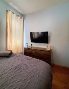 Un ou plusieurs lits dans un hébergement de l'établissement 2 Bedroom Apt with 3 Beds - Friends & Family