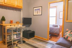 un salon avec un canapé et une table dans l'établissement 2 Bedroom Apt with 3 Beds - Friends & Family, à New York