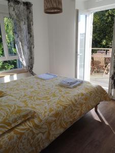 a bed with two towels on it in a bedroom at Maison de Kerangall in Brest