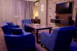 TV a/nebo společenská místnost v ubytování Royal Sapphire Hotel
