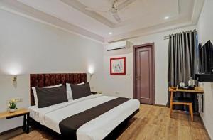 1 dormitorio con 1 cama grande en una habitación en Tipsyy Inn 018, en Gurgaon